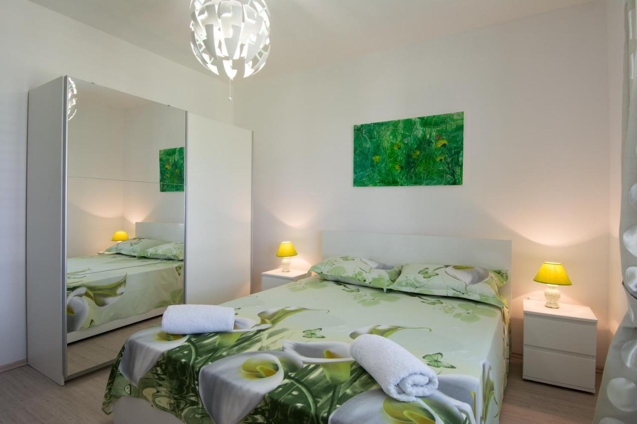 Lux Apartman S Pogledom Na More Trogir Eksteriør bilde