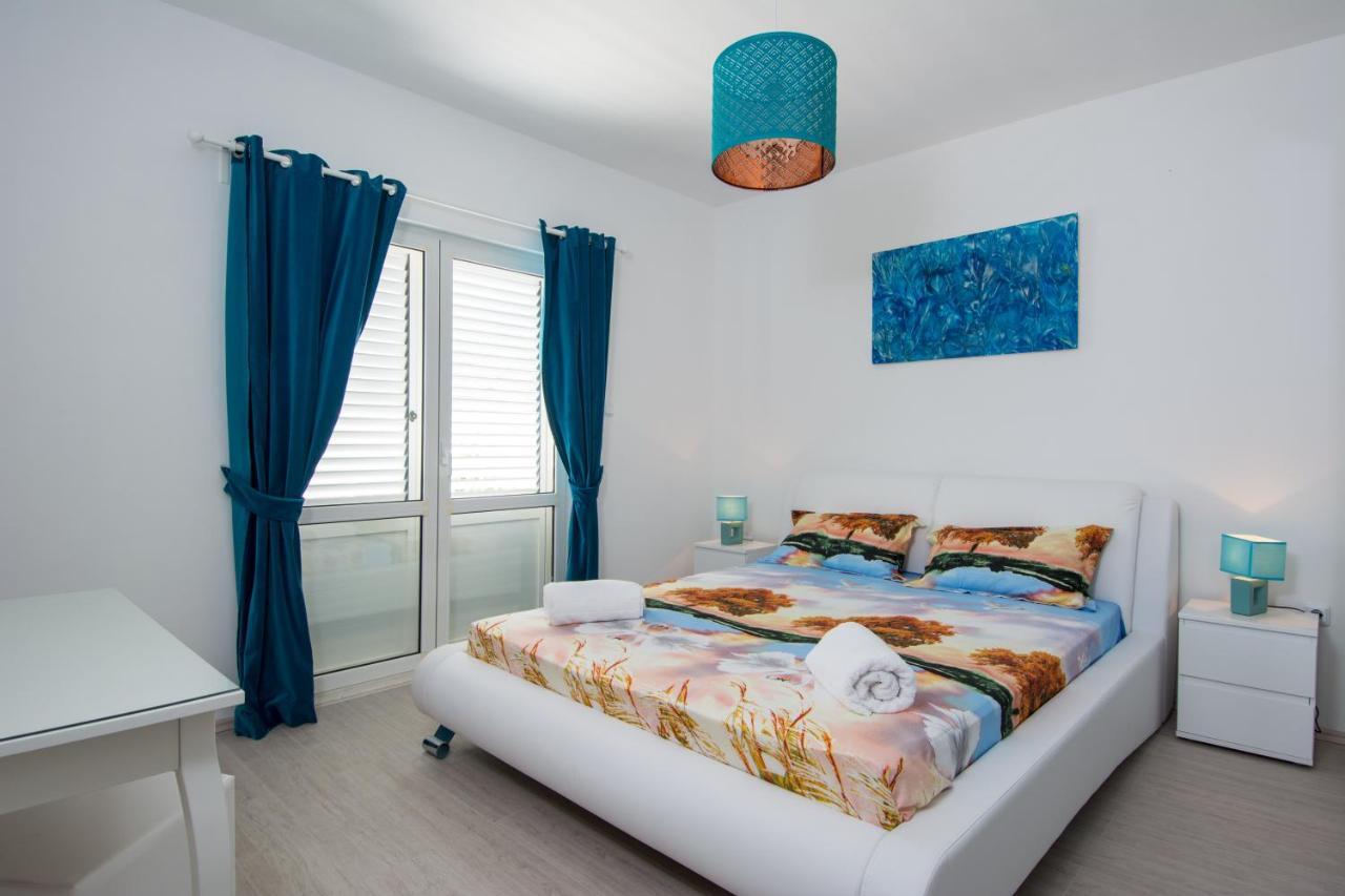 Lux Apartman S Pogledom Na More Trogir Eksteriør bilde